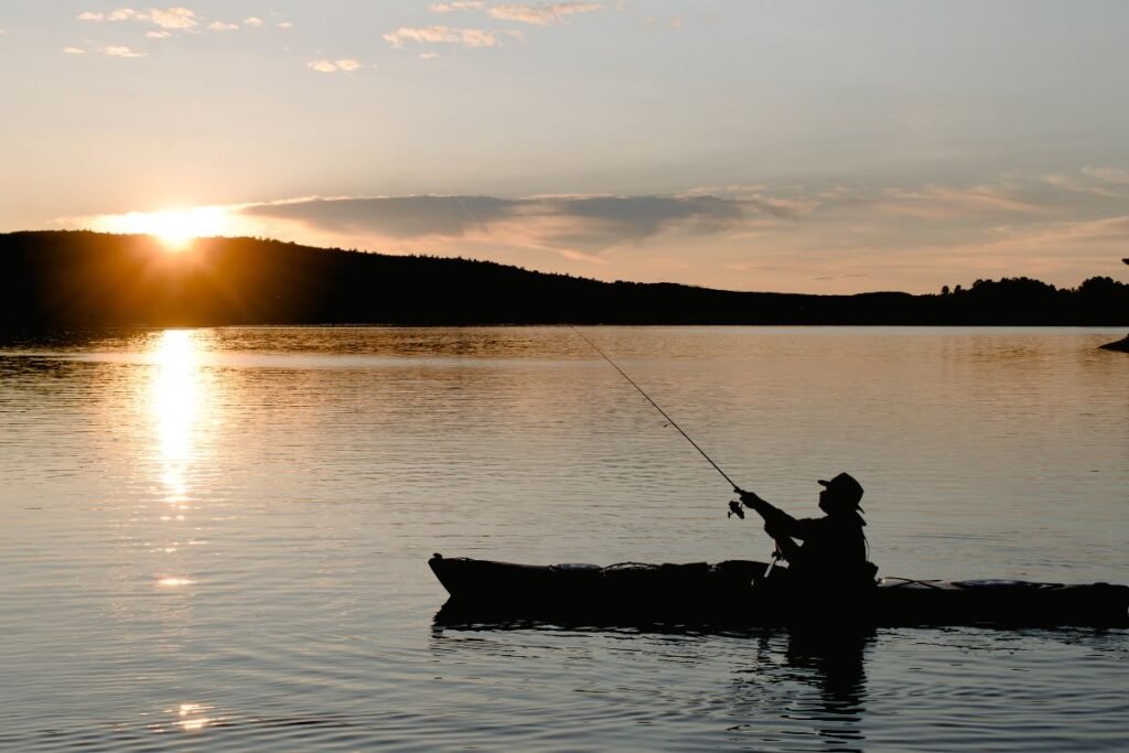 Teleskop fiskestang best i test, sammenslått teleskopstang i karbon ved siden av en dagstursekk på svaberg
